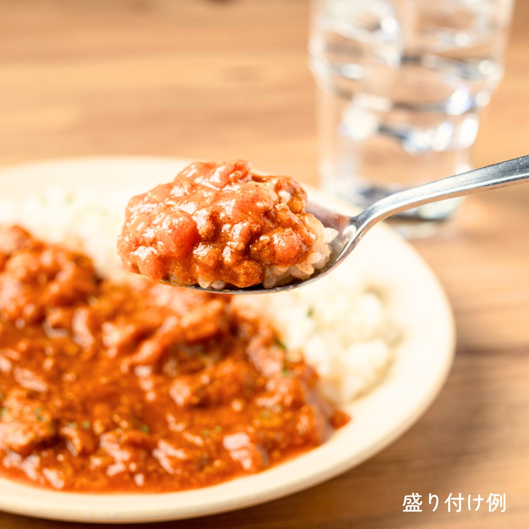 千葉白子町産のトマト、国産の玉ねぎ、にんじん、野菜とスパイスをふんだんに使用。