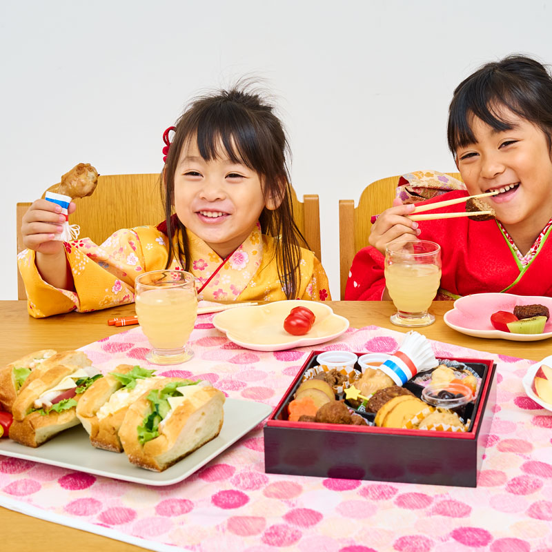 Trẻ em thưởng thức các món ăn đặc biệt của năm mới như Osechi Ryori, một loại thực phẩm truyền thống được trình bày đẹp mắt với ý nghĩa tượng trưng.