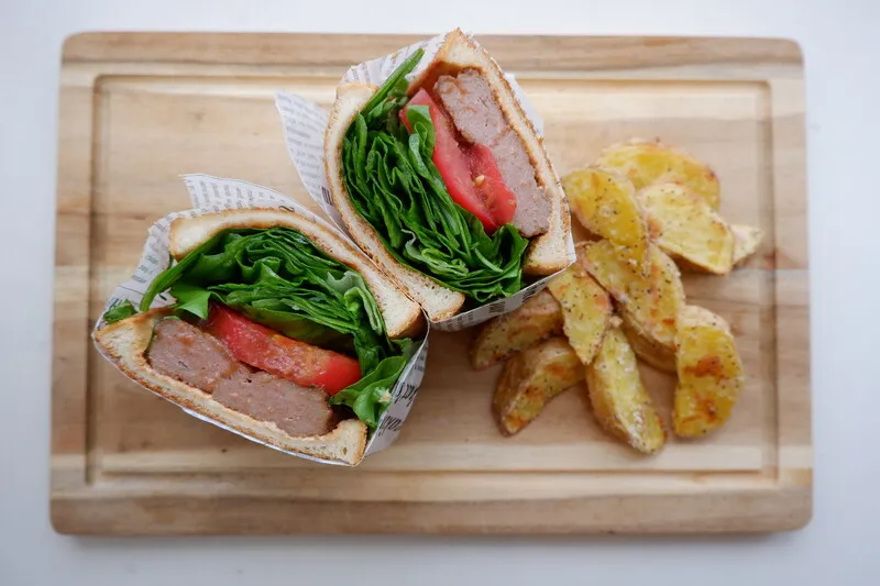 チキンハンバーグでHLT（ハンバーグ・レタス・トマト）サンド